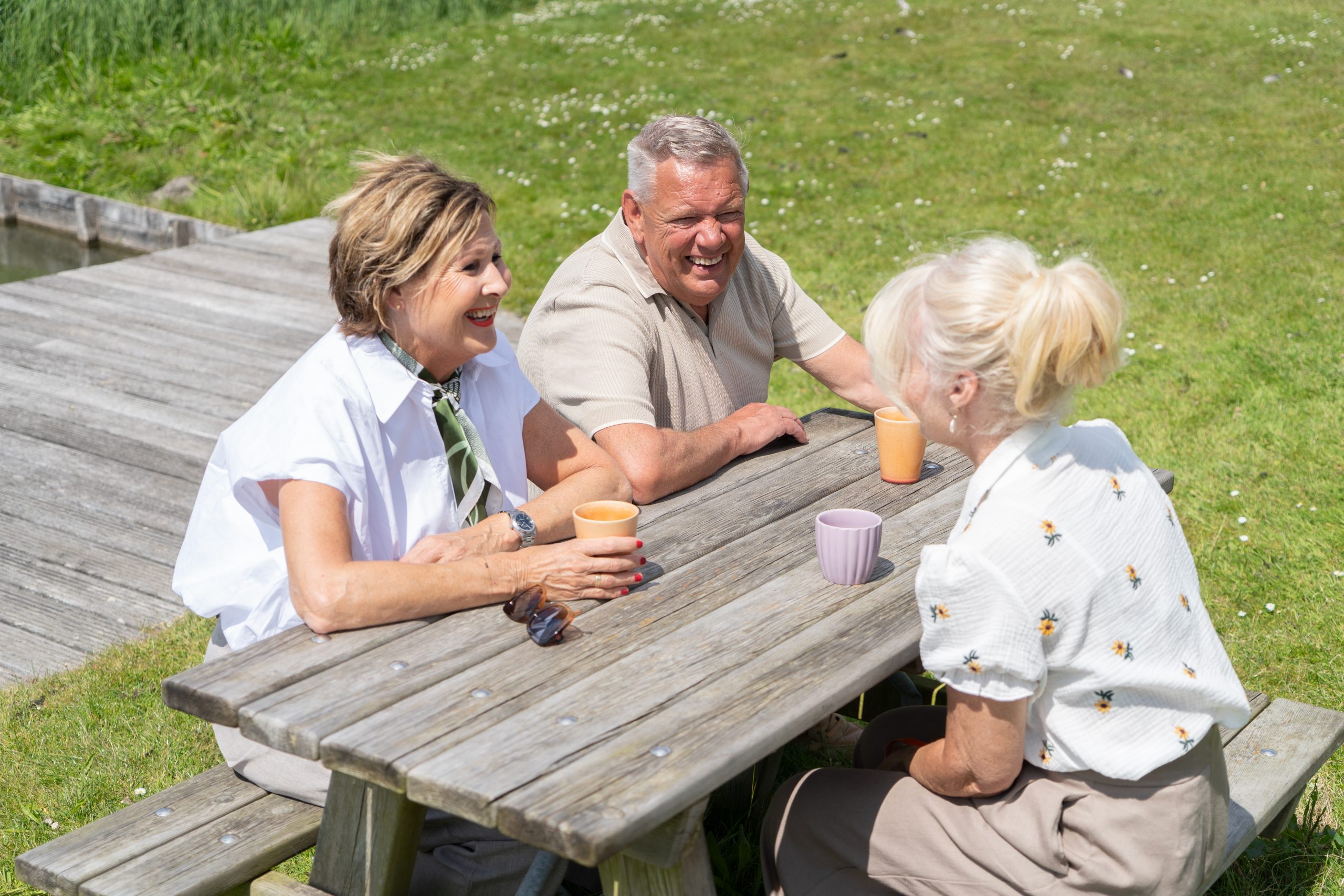 Buren ontmoeten elkaar in de buurt en drinken samen een kopje koffie.