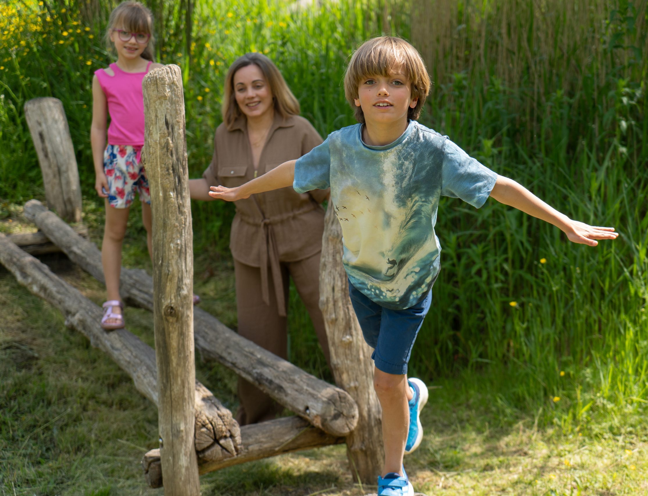 Kind speelt buiten een vliegtuig