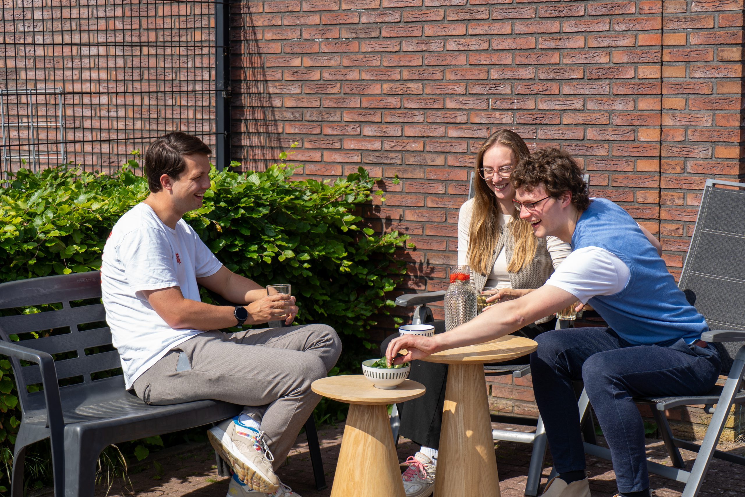 Buren doen spontaan een borrel.